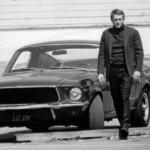 Steve McQueen, nel film "Bullitt" del 1968 con la famosa Ford Mustang 1964