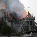 I vigili del fuoco che cercano di spegnere l'incendio nella cattedrale di Notre Dame a Parigi