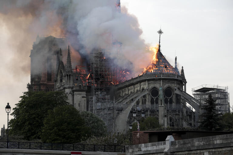 I vigili del fuoco che cercano di spegnere l'incendio nella cattedrale di Notre Dame a Parigi