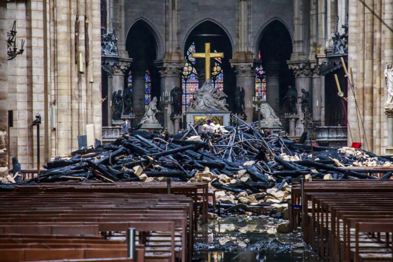 I vigili del fuoco che cercano di spegnere l'incendio nella cattedrale di Notre Dame a Parigi