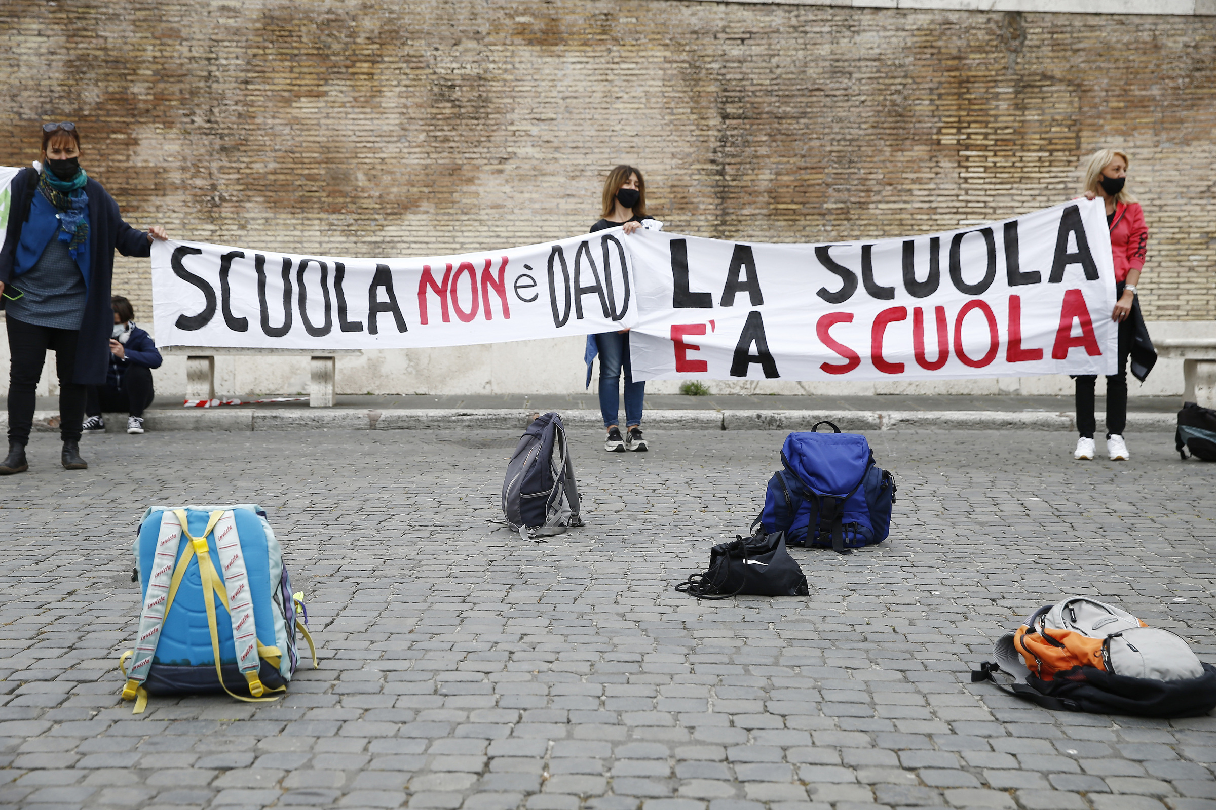 Scuola, Studenti e famiglie: in presenza per fare lezione, non solo verifiche