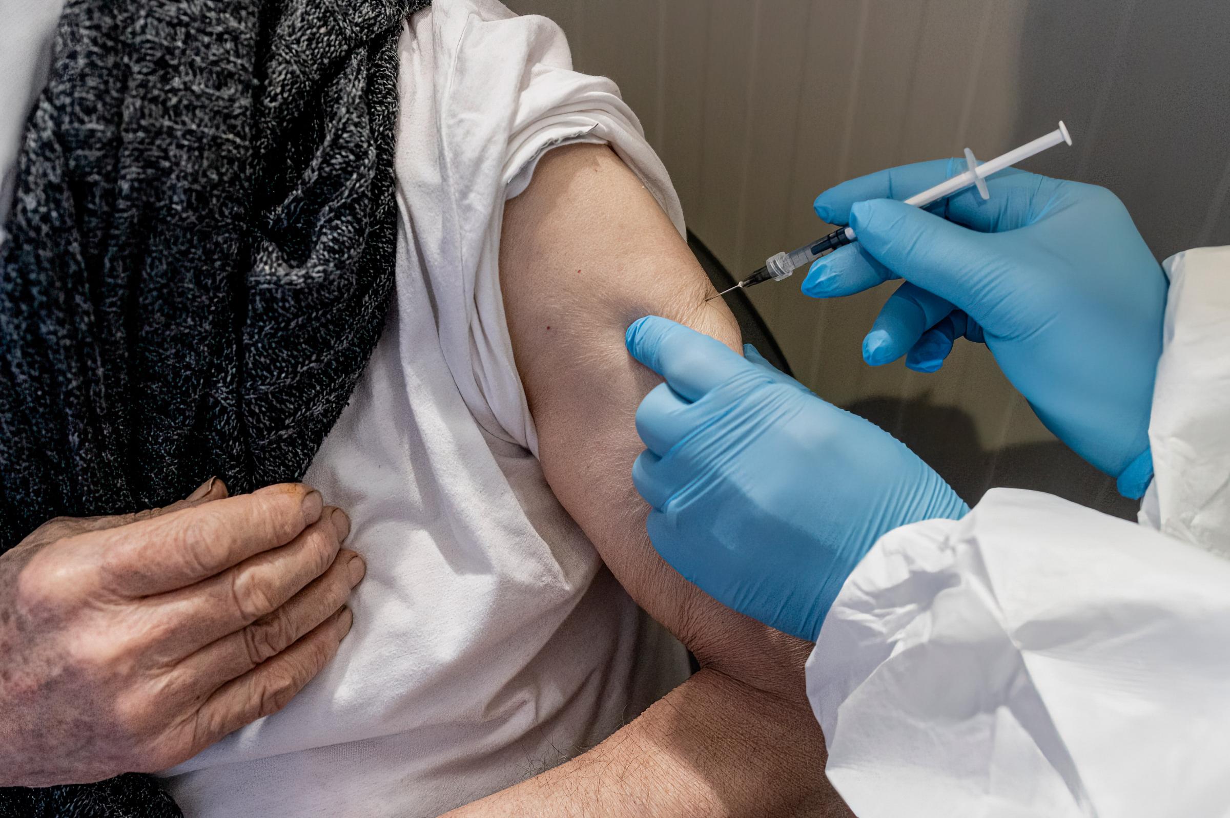 Vaccini, Usa sospendono Johnson & Johnson. Speranza: “Valuteremo, ma dovrà essere usato” Vaccini, Usa sospendono Johnson & Johnson. Speranza: “Valuteremo, ma dovrà essere usato”