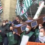 Roma, lavoratori portano la bara di Alitalia davanti al Mise