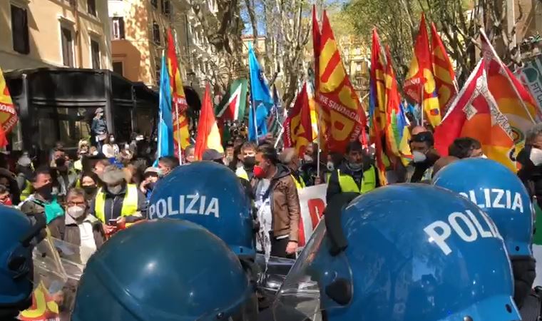 Alitalia, concluso incontro al Mise. Proteste davanti al ministero