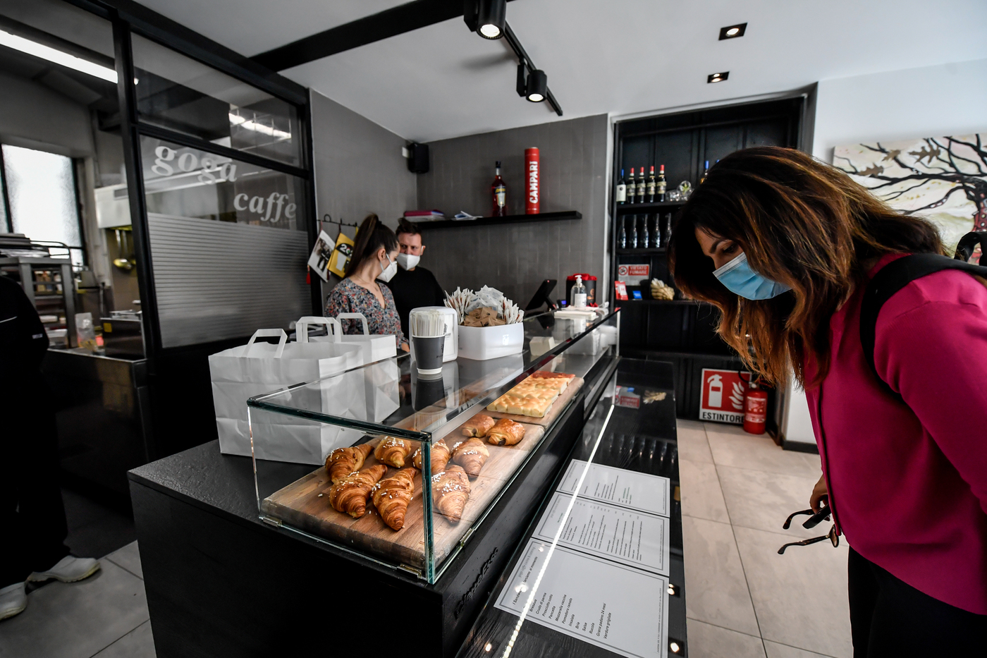 Covid, pressing alto su governo per riaperture. Ipotesi cabina di regia venerdì