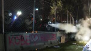 Polizia usa spray urticante contro i manifestanti