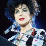 Elizabeth Taylor parla sul palco del Freddie Mercury Tribute Concert