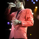 George Michael che canta sul palco al concerto tributo a Freddie Mercury