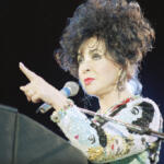 Elizabeth Taylor parla sul palco del Freddie Mercury Tribute Concert