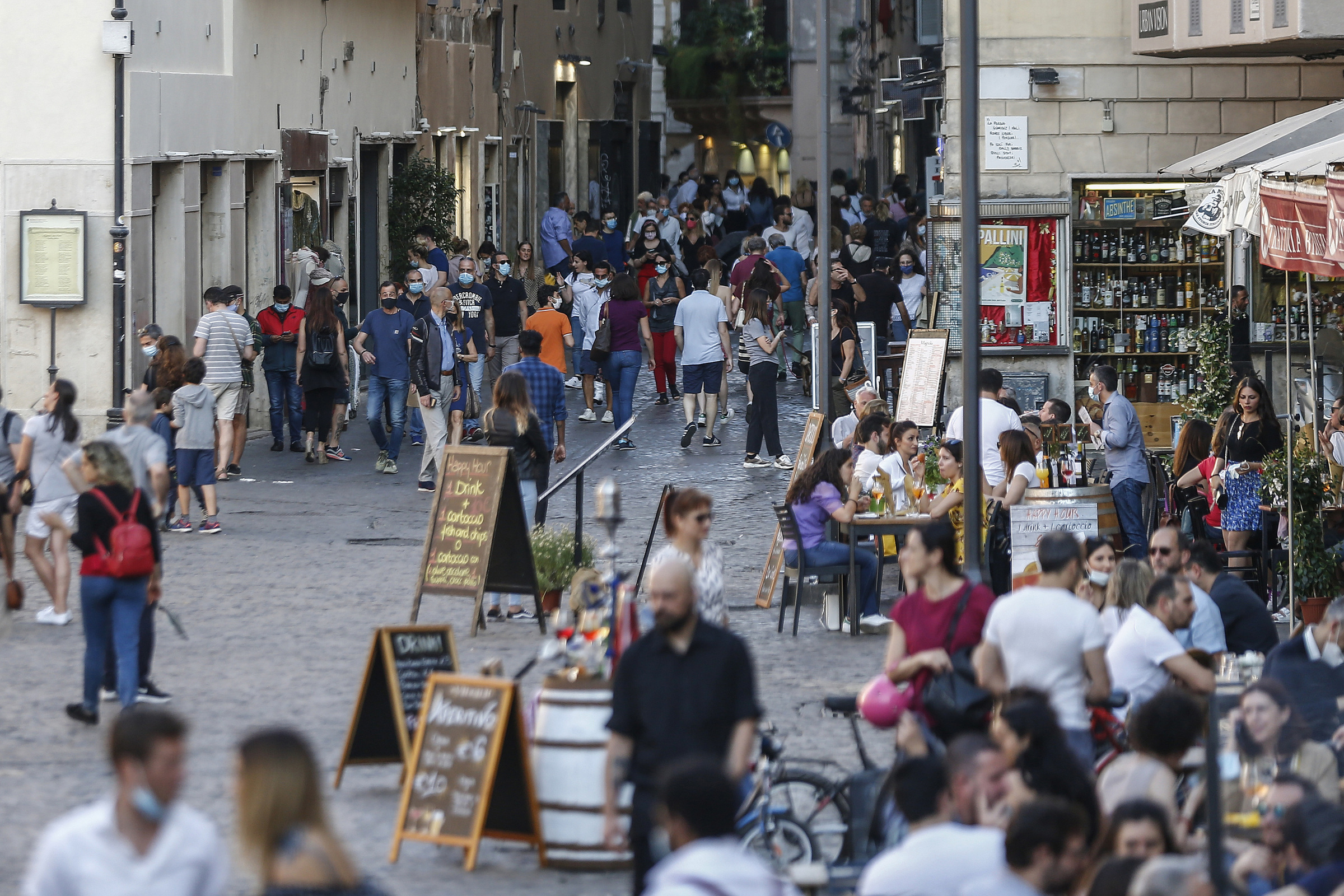 Oggi il primo round sulle riaperture: Speranza punta al 3 maggio, il no di Salvini