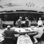 Esperti davanti al pannello di controllo mentre controllano il reattore numero 1 dell’impianto della centrale nucleare.