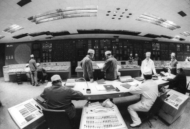 Esperti davanti al pannello di controllo mentre controllano il reattore numero 1 dell’impianto della centrale nucleare.
