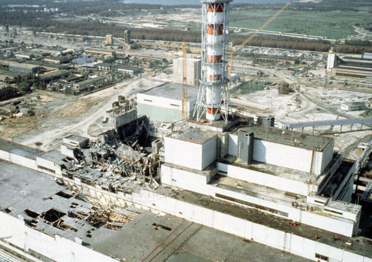 Chernobyl. Una veduta dall’elicottero dell’impianto nell’aprile del 1986.