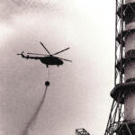 Elicottero tenta di domare le fiamme dopo l'eplosione deI reattore N. 4