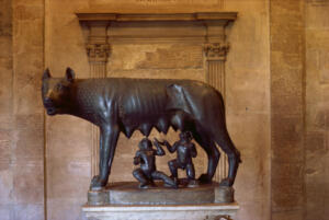 La statua della Lupa capitolina che allatta Romolo e Remo