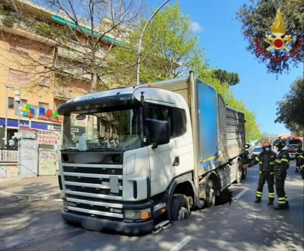 Roma, voragine in strada per cedimento: sprofonda un camion