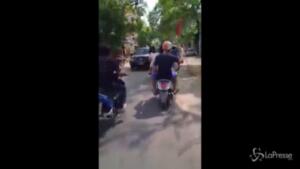 manifestanti in moto investiti da una macchina