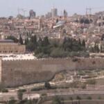 Gerusalemme, musulmani in preghiera nel primo venerdì del Ramadan