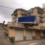 Autocarro in bilico sui tetti, paura a Caccamo