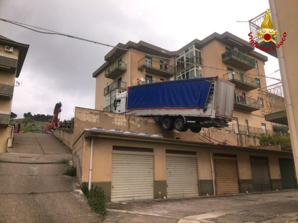 Autocarro in bilico sui tetti a Caccamo