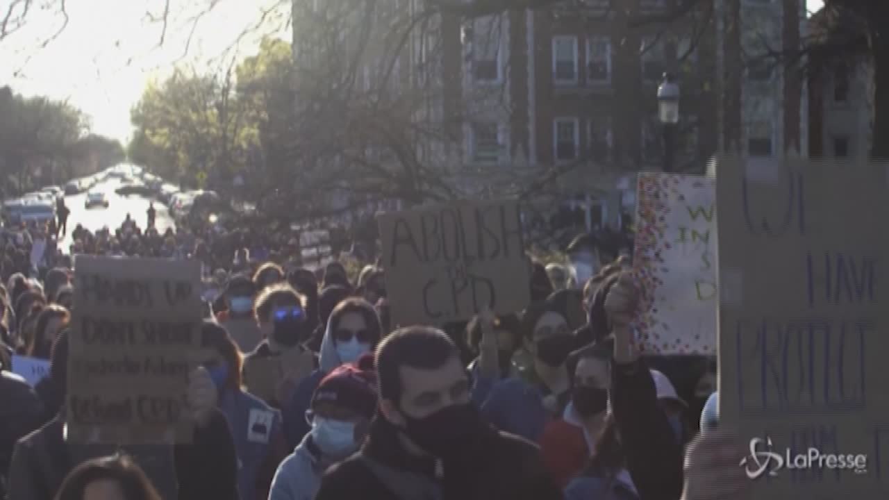 Usa: 13enne ucciso da polizia, centinaia in piazza a Chicago Usa: 13enne ucciso da polizia, centinaia in piazza a Chicago