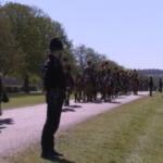 Funerali Filippo: l’arrivo delle guardie a cavallo prima della cerimonia