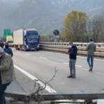 Val Susa, barricate sull’autostrada: i manifestanti NoTav bloccano il traffico