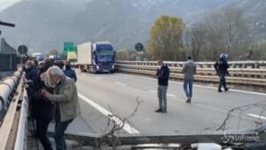 Val Susa, barricate sull'autostrada