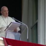 Papa Francesco torna ad affacciarsi a San Pietro: “Mi manca la piazza durante l’Angelus”