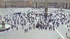 fedeli in piazza San Pietro