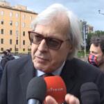 Covid, Sgarbi senza mascherina: “Speranza scopre ora che ci si contagia al chiuso, confessa colpa grave”