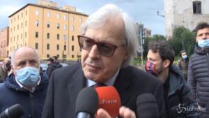 Sgarbi senza mascherina