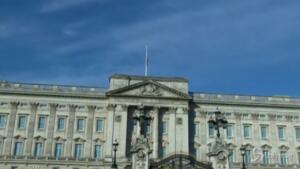 bandiere issate a Buckingham Palace