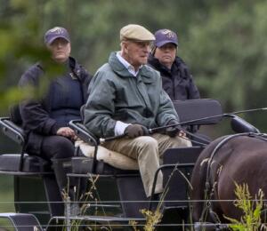 Filippo di Edimburgo guida la sua carrozza lungo le rive del Tamigi a Windsor