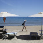 Covid, regole estate come nel 2020: in spiaggia dieci metri quadrati per ombrellone