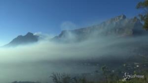 Maxi incendio sui pendii della Table Mountain