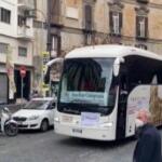 Napoli, la protesta dei bus turistici: circondano la sede della Regione