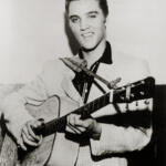 Elvis Presley durante un concerto a Las Vegas.