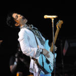 Prince canta dal vivo al Festival di Musica e Arte di Coachella Valley.