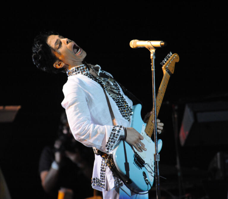 Prince canta dal vivo al Festival di Musica e Arte di Coachella Valley.