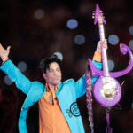 Prince canta durante il Super Bowl XLI a Miami.