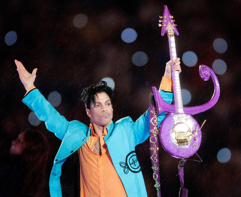 Prince canta durante il Super Bowl XLI a Miami.