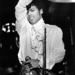 Prince canta durante il Purple Rail Tour.