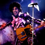 Prince canta durante il Purple Rain Tour.