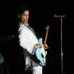 Prince canta dal vivo al Festival di Musica e Arte di Coachella Valley.