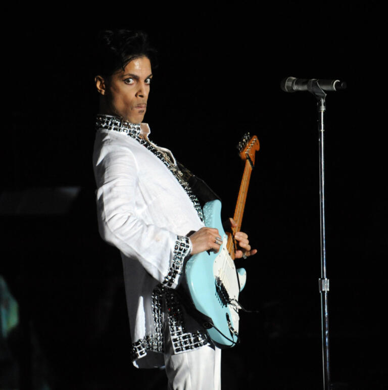 Prince canta dal vivo al Festival di Musica e Arte di Coachella Valley.