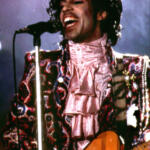 Prince canta durante il Purple Rain Tour.
