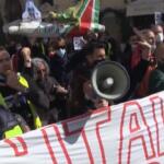 Roma, lavoratori Alitalia in piazza: “Traditi da una politica prona agli interessi di potentati”