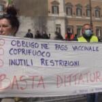 Sanitari contro obbligo vaccinale in piazza: “Sono sperimentali, non siamo cavie o sorci”