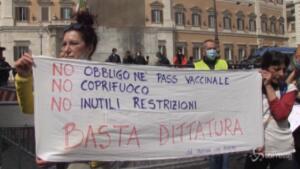 Sanitari contro obbligo vaccinale in piazza